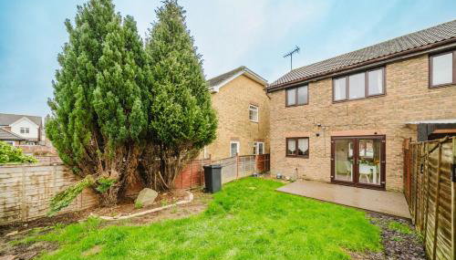 Fowler House 2 Bedroom ,Free WIFI, Parking, Crawley, Close to Gatwick Airport, Contractor friendly, business travellers - Foto 5, Garden, Garden view