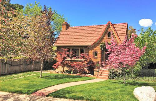 6-Bedroom Tudor in the Downtown Historic District - Foto 2