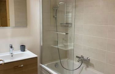 Gorgeous 2 bedroom, 2 full bath, ski in apartment! Winner of 2025 and 2024 Traveller Award! - Photo 20