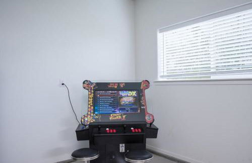 Game Room! Rooftop Deck! Sleeps 11 - Photo 18