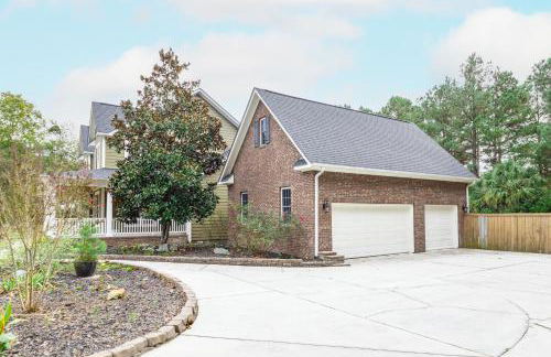 Exquisite home with pool, enclosed yard, fireplace, central AC, & washer/dryer - Foto 36