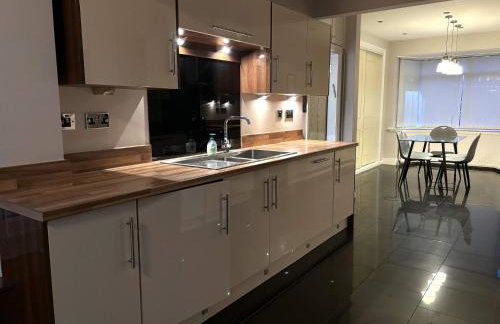 Large Home near Edgbaston Stadium, UOB & QE hospital sleeps 6 - Foto 12