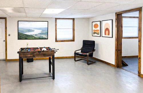 5BR Accessible Valley & Lake View Home Near Cornell - Sleeps 10 - Foto 29