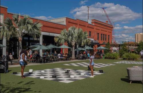 Chic & Spacious 4 Bedroom 3 Full Bathrooms Retreat in West Tampa and Pvt Backyard - Foto 12