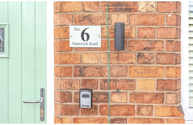 Modern 3-bed House on Tarporley High Street - Photo 25