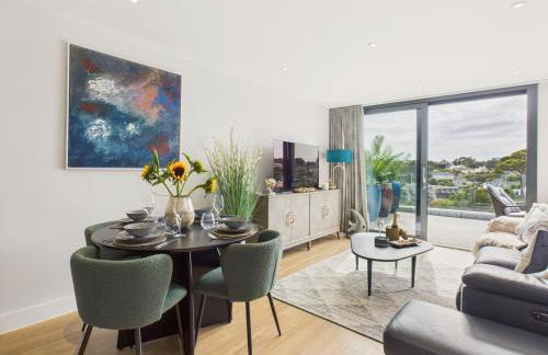 Skydeck at The Liner – Stylish 2-Bed / 2-Bath Top Floor with Panoramic Sea Views - Foto 14