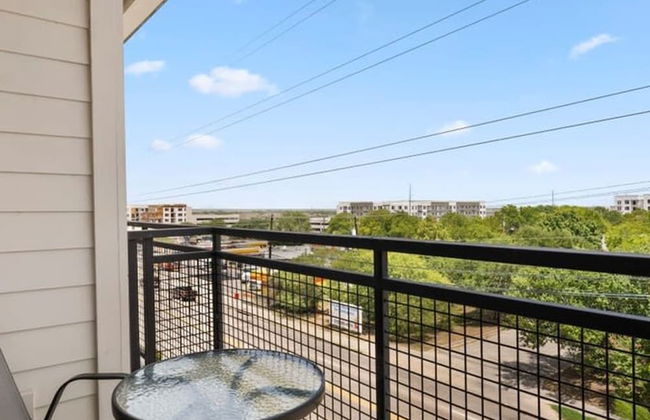 Modern 1BR King Suite Close to Downtown w Fast Wifi - Foto 16