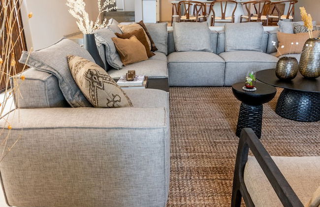 Relax in Style at This Stunning Villa in Camps Bay, Cape Town - Photo 10