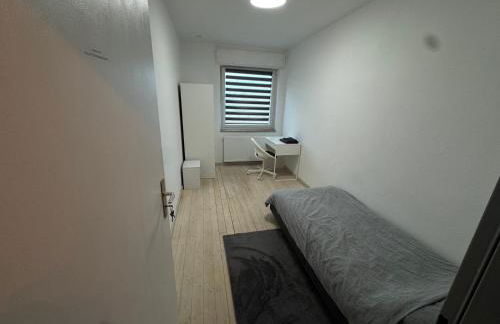 Ganze Wohnung mit großem Parkplatz-Nähe A3 - Foto 4