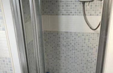 Private 1-bedroom apartment in Raynes Park - Foto 2