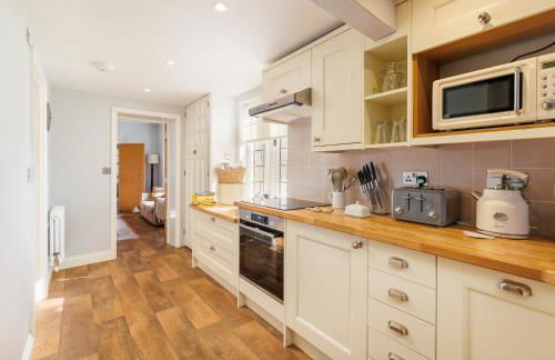 The Old Abbey Farmhouse - Stay at Quarr Abbey Monastery - Pet-Friendly Farmhouse with History & Countryside Views, surrounded by woodland & nature - Photo 7