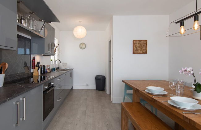 Stunning Beachfront Apt w Balcony Sea Views - Foto 31