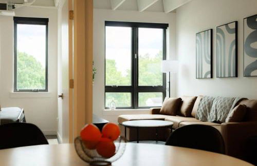 Above The Roots - Stylish 1BD on the Square - Foto 21