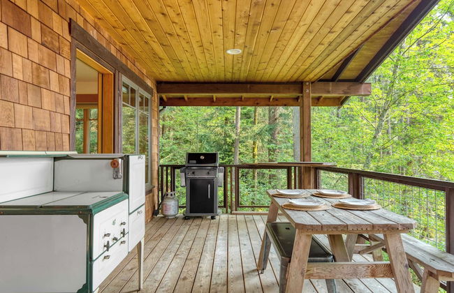 Goss Lake Chalet by Avantstay Lakefront w/ Dock - Photo 29