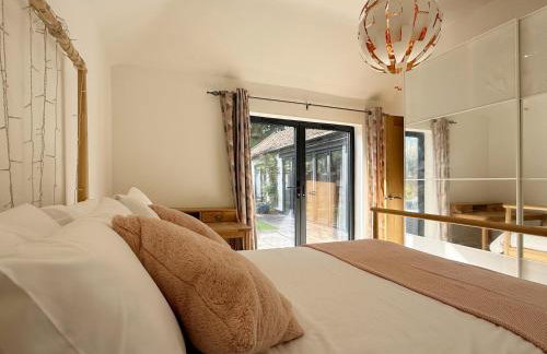 Historic Hampshire Cottage with Private Putting Green - Photo 26