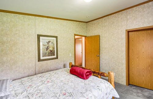 Waterfront Family Home with Yard on Portage Lake - Foto 18