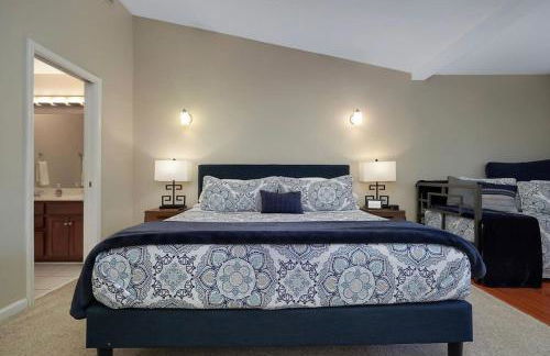 Large Townhouse, Walk to All! King Beds-Highlands - Foto 11