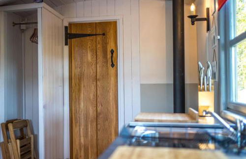 The Hideaway Hut - 1 Bed Shepherds Hut - Hereford - Photo 117