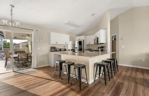 New Listing Pool and Game Room 4BR - Foto 11