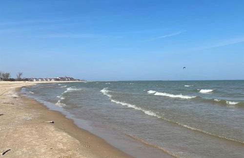 Beachfront Condo - Walk to Beach, Sunrise views - Photo 2