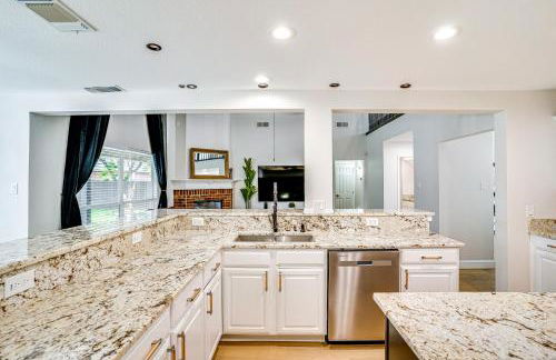 2 Mi to Old Town Spacious Burleson Vacation Home - Foto 11