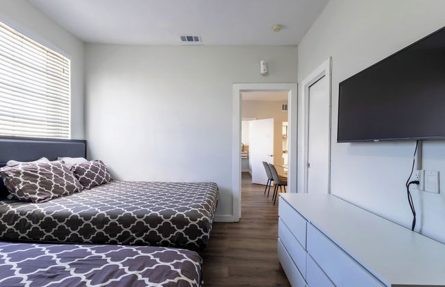 Coastal 2BR Escape | Walk to Beach & 2 Queen Beds - Foto 27