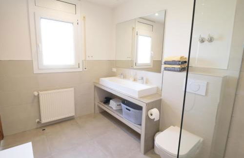 Disfruta de esta casa con fantásticas vistas, piscina y jardín privado situada en Can Isaac, Palau Saverdera, Costa Brava - ES-366-6 - Foto 31