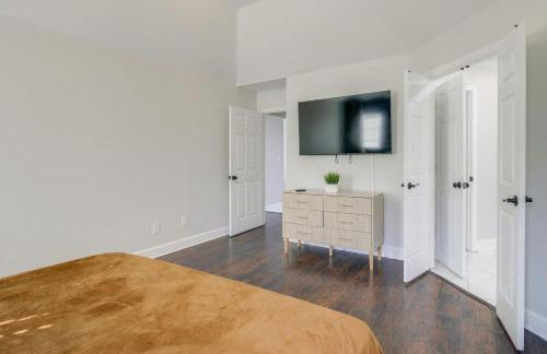 Walk to the Greenline Sleek Cordova Home with Patio - Foto 12