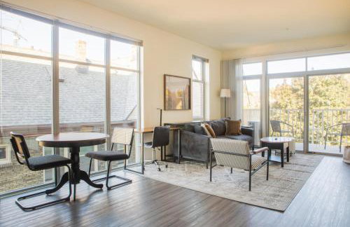 East Side Luxury 1BR Apt - Near Brady and Fiserv with Balcony - Foto 1