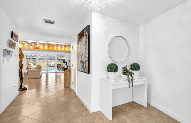 Family-friendly 5BR Home w/ Heated Pool & Parking - Foto 20