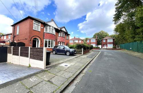 Stylish 3-bed home in Prestwich with free parking - Foto 18