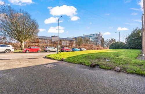 Luxury 2 Bedroom Apartment with Free Parking Opposite Queen Elizabeth Hospital - Photo 21