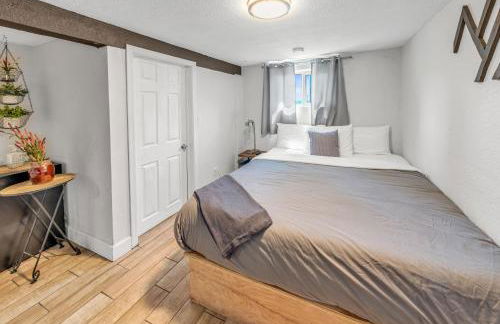 NEW! HUGE 5BR Mountain Views Game Room Hot Tub Lawn Games BBQ - Photo 70