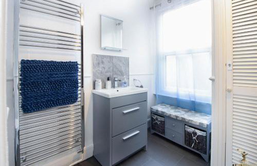 Spacious 3 to 4 Bed 3 Floor House Close to City Center Shops Restaurants and Parking Nearby - Foto 39