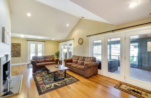 Spacious Prospect Cottage with Deck and Scenic Views - Foto 5