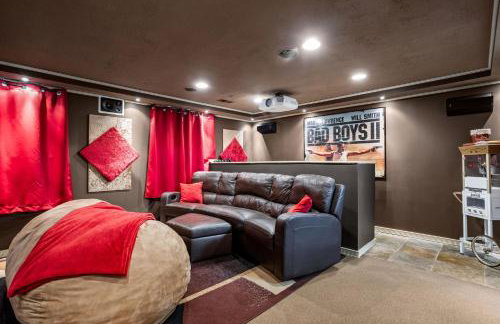 Sleeps 10, Indoor and Outdoor Theaters, Batting Cage, & Games! - Foto 6