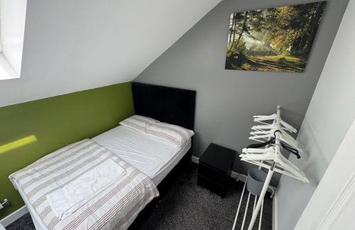 Modern 3- Bed Holiday Home - Private Parking Sleeps 10- 2 Min M62 - Foto 23