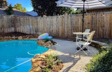 Luxe 4BR with Heated Pool and Hot Tub - Walk to Lake - Foto 8