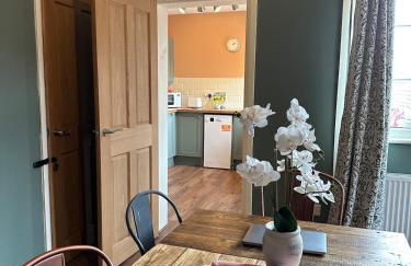 3 Bedroom House, Free Parking, Easy M53 Access - Photo 4