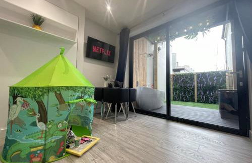 The Jungle Apartment - by Coastline Retreats - Jungle Themed Garden Apartment - Outdoor Bath - Next to Seafront - Childrens Toys - Superfast Wifi - Netflix - Disney - Foto 14