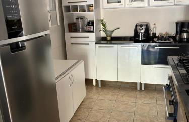 Casa inteira com três quartos, piscina climatizada por energia solar e área de churrasqueira - Foto 8