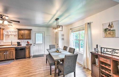 Charming Springfield Escape with Furnished Deck - Foto 9