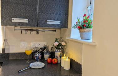 Sherlock's Moray House -Idea long stay for contractors & family Two bedroom mid terrace 3 beds 2 sofa beds Sleep 5 Working facility Free WiFi TV & private parking Enclose rear garden dog friendly Sainsbury's & takeaway pubs in walking distance - Foto 10