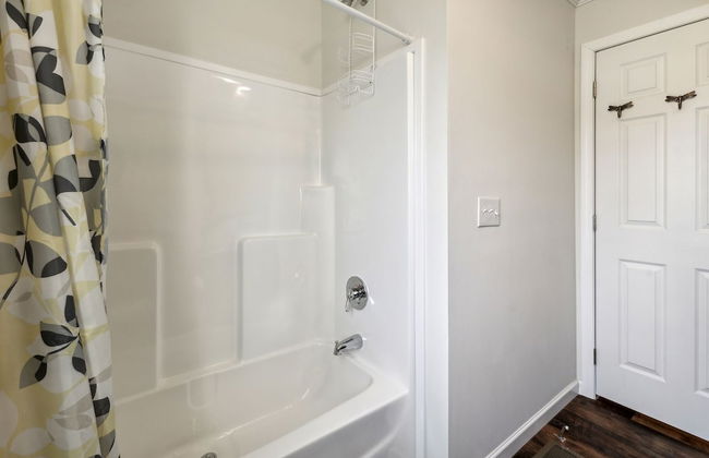 Sunsets & Serenity: Port Clinton Waterfront Stay 3 Bedroom Home - Photo 23