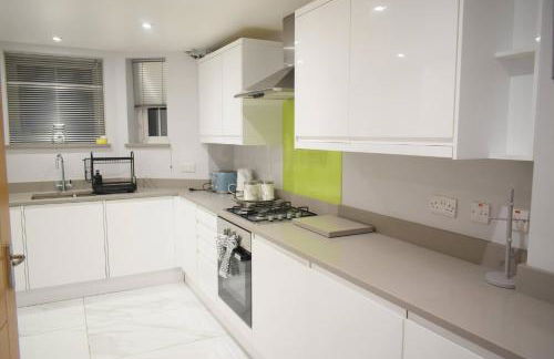 Charming 5 Bedroom Home in High Wycombe Perfect for Families - Foto 6