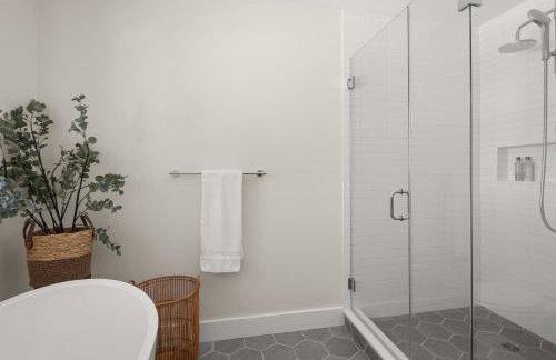 New & Modern Townhouse Close to Skiing, Brand New Hot Tub - Photo 36