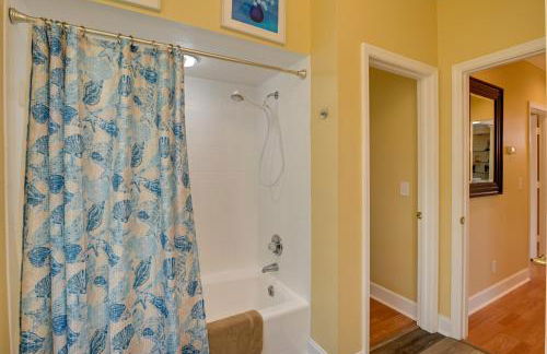 Cottage with Deck and Pool Access about 6 Mi to Beach - Foto 20