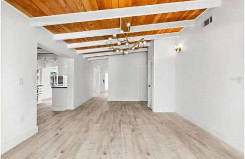 Blue Lagoon Hideaway 3BR Coastal Chic Retreat - Photo 32