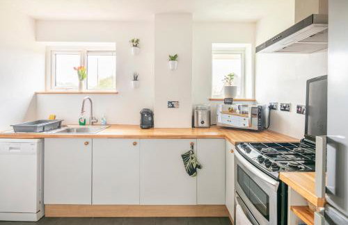 Relaxing Birdsong 4 Bedroom House - Photo 6