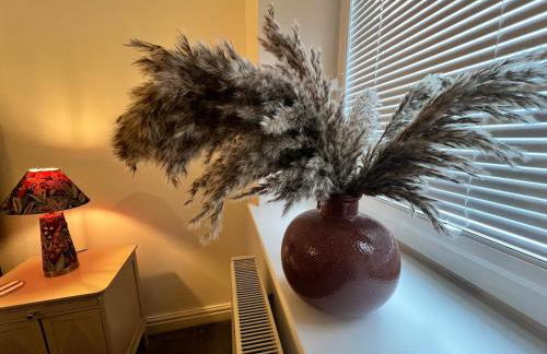 Old Betting Shop for 3 & Furry Friend - Photo 25